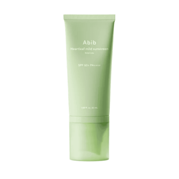 Nærbillede af Abib Heartleaf mild solcreme i grøn tube, SPF 50+ PA++++, fokuserer på hudpleje og solbeskyttelse, ideel til sensitiv hud og daglig solbeskyttelse.