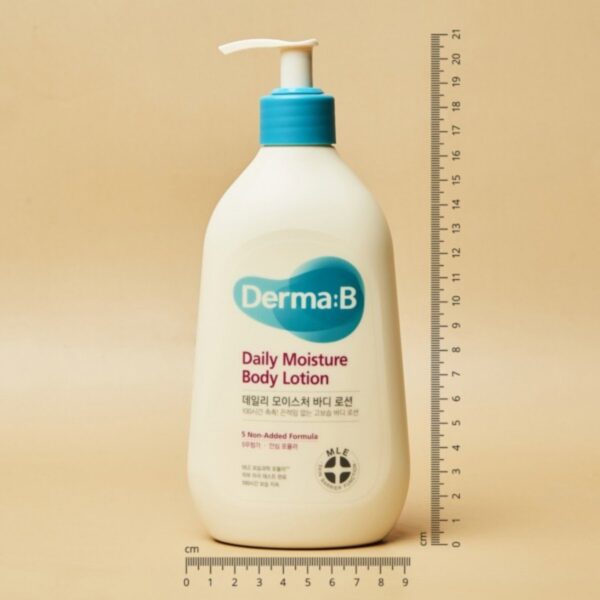 Derma:B Daily Moisture Body Lotion, skånsom hudpleje til daglig brug, fugtgivende kropslotion, mærke derma-b, hypoallergen, til tør og sensitiv hud, uden duft, med MLE-teknologi, plejer og beskytter huden.