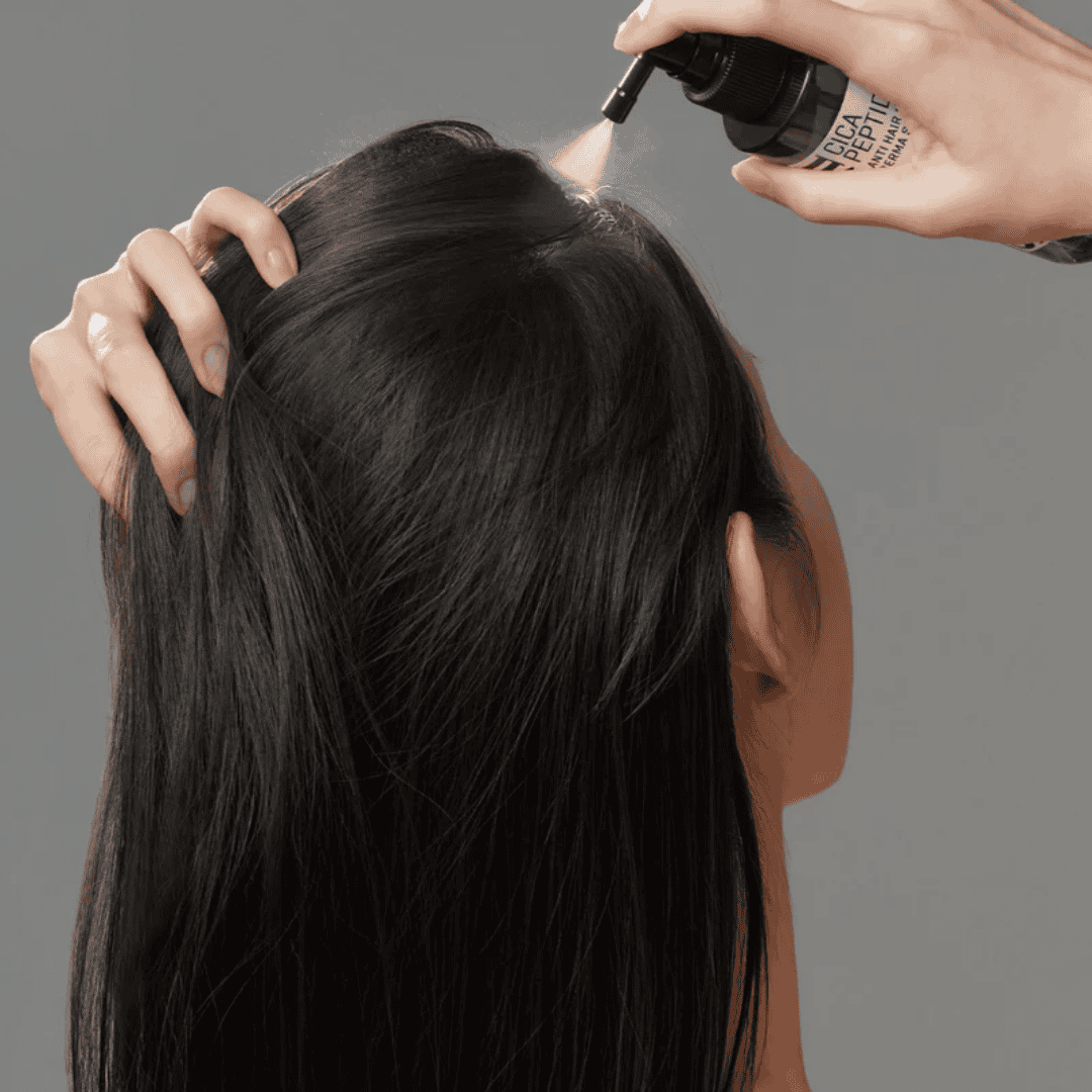 Cilindrisk spray til skælbekæmpelse for sundt, rent hår og hovedbund.