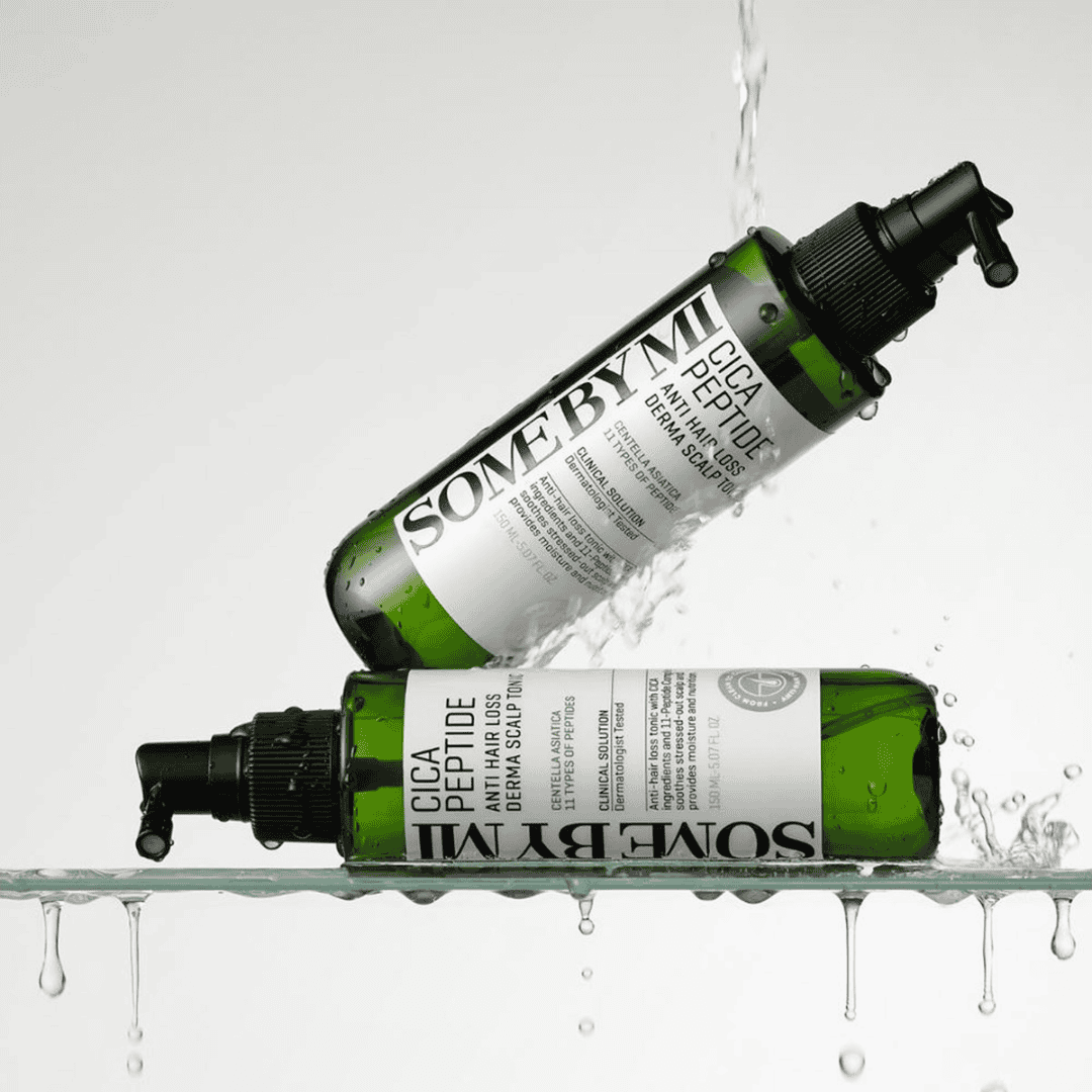 Sommeryne hårtab behandlinger i grøn sprayflaske til skæl- og hårtab behandling, anti-hårtab serum, effektiv skaldethed løsning, hudvenlig dermaklinik produkt.