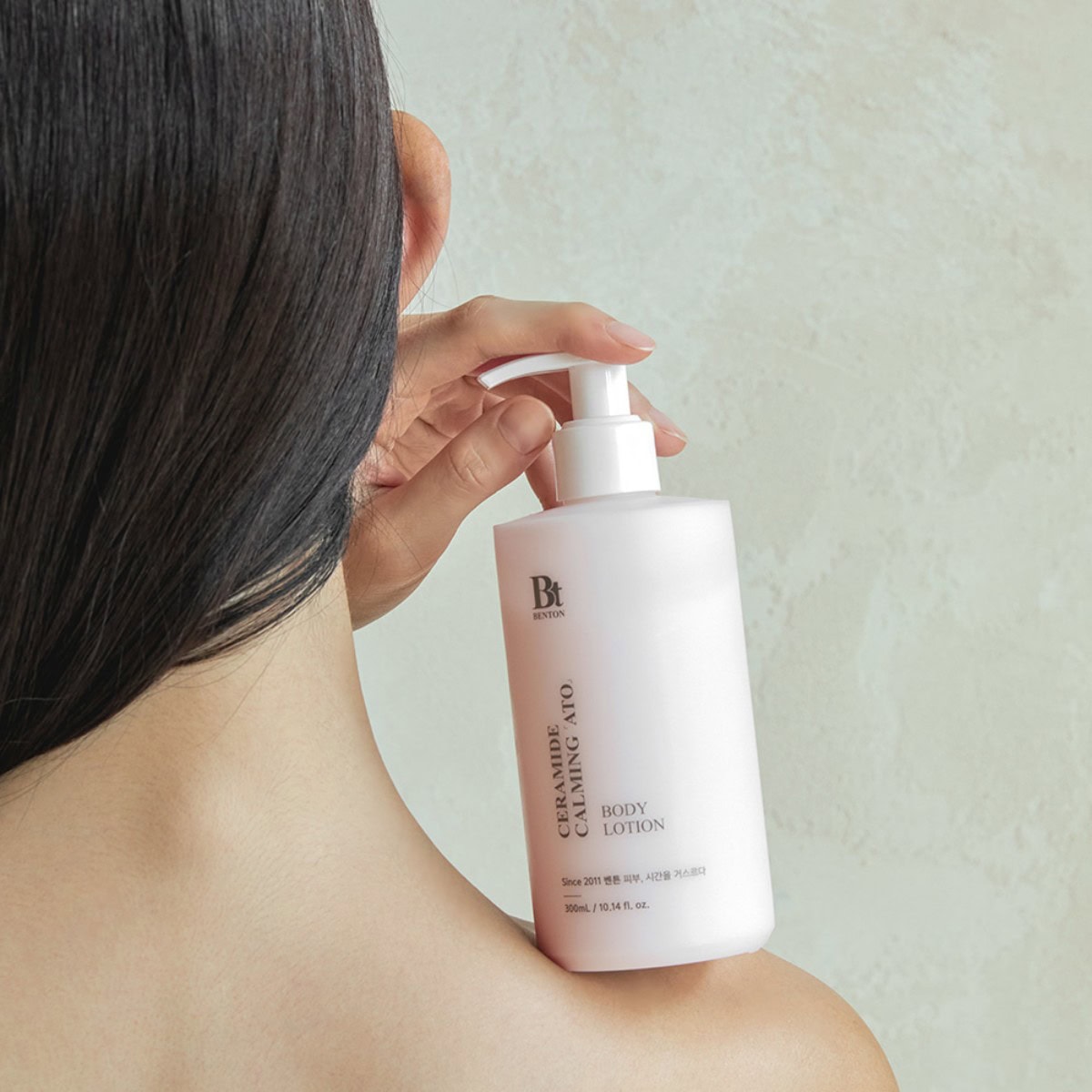 Benton - Ceramide Calming Ato Body Lotion 300 ml Hydrerende krop lotion med ceramider fra MySkin, hjælper med at genopbygge og beskytte huden. Perfekt til fugtpleje, dermatologisk getestet og velegnet til sensitiv hud.