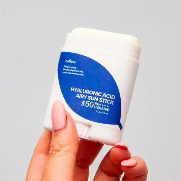 Hyaluronsyre ansigts solbeskyttelse med SPF 50, UVB/UVA indeholdende, let og opfriskende finish, ideel til daglig solbeskyttelse for sund hud.