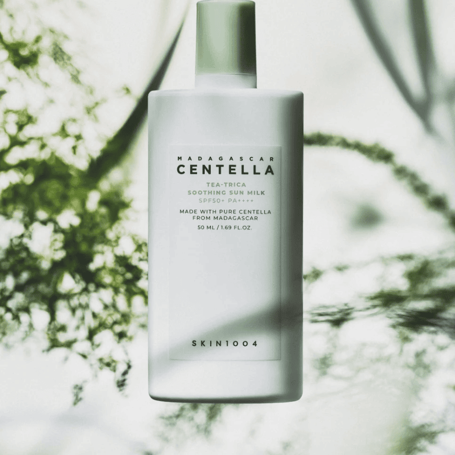 SKIN1004 - Tea-Trica Soothing Sun Milk 50 ml Babyskincare Madagascar Centella Solcreme med solbeskyttelse SPF50+ og PA++++ til hud, der søger beroligende og plejende solbeskyttelse.
