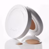 Flydende foundationskejle i et moderne compact, ideel til hurtig makeup på farten. Perfekt til at skabe en naturlig, fejlfri hudtone og dække ujævnheder for et friskt udseende.
