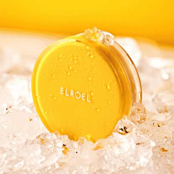 Elroel skincare produkt i gul farve, omgivet af is og iskrystaller, fremhæver naturlig hudpleje og hydrerende egenskaber. Perfekt til tør hud, med fokus på at forbedre hudens elasticitet og glød.