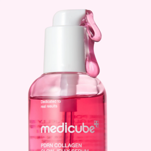 Medicube PDRN Collagen serum i en klar flaske med pink væske og hvid pumpe, ideel til hudpleje og kollagenforstærkning.