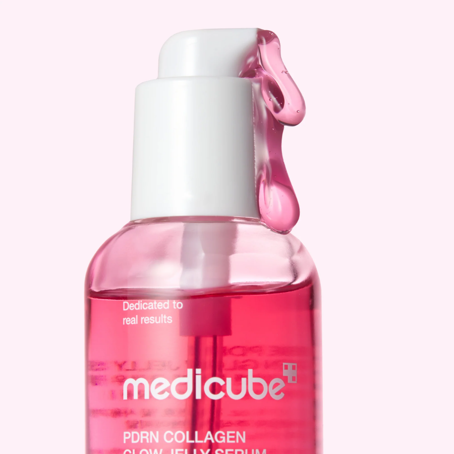 Medicube PDRN Collagen serum i en klar flaske med pink væske og hvid pumpe, ideel til hudpleje og kollagenforstærkning.