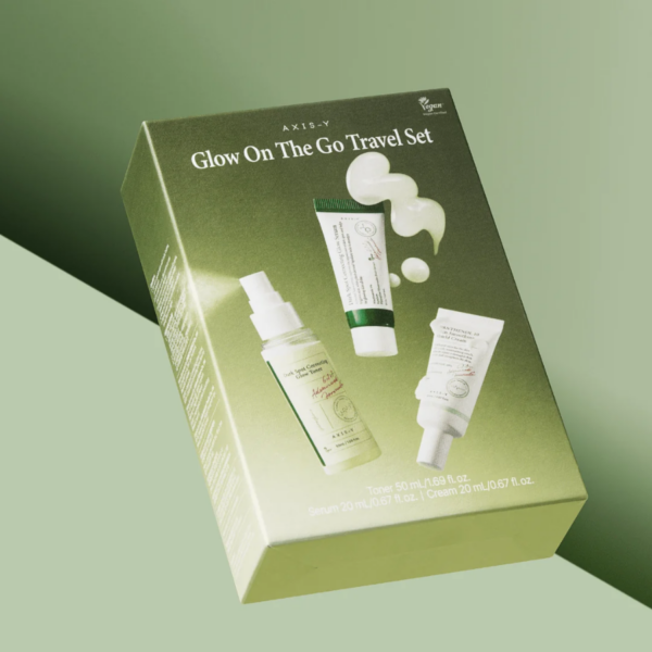 Glow On The Go Travel Set med ansigtsplejeprodukter i grøn emballage, perfekt til rejsebrug.
