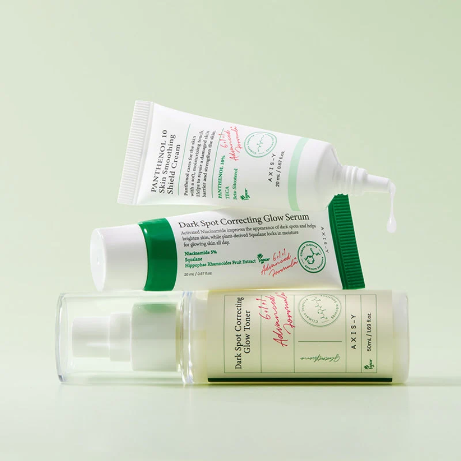 AXIS-Y - Glow on the Go Travel Set Tre forskellige ansigtsplejeprodukter til behandling af mørke pletter og urenheder, inklusive serum og ansigtscreme, fra MySkin.